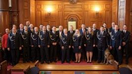 hasiči ocenění tradicni-pamatecni-fotka-ocenenych-kteri-prevzali-medaile-behem-slavnostniho-aktu-fotil-josef-charvat